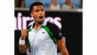 Arthur Fils Tumbangkan Tsitsipas di Depan Pacarnya, Paula Badosa di Roma Open Hingga Emosi Banting Raket