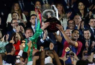 Barcelona Sabet Tiga Trofi dari Real Madrid Musim Ini