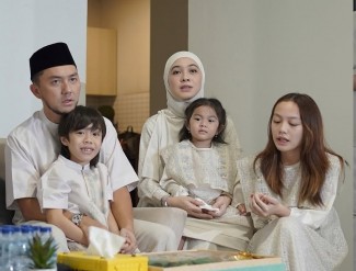 Ananda Omesh dan Dian Ayu Pamitan pada Keluarga Sebelum Berangkat Haji 2025