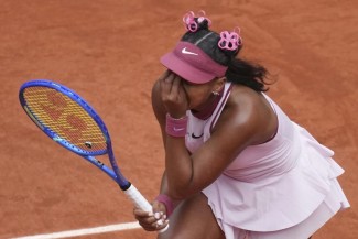 Naomi Osaka Menangis Usai Kalah Menyakitkan di Babak Pertama French Open dari Paula Badosa