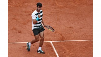 Sempat Terpelanting, Alcaraz Lolos ke Perempat Final Roland Garros Setelah Duel Menegangkan Lawan Shelton