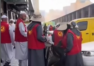 Viral Jamaah Haji Tiongkok Kompak Bersih-Bersih Jalanan di Mekkah
