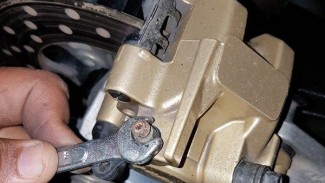 Kaliper Rem Cakram di Sepeda Motormu Jarang Dibersihkan? Awas Bisa Muncul Efek Ini