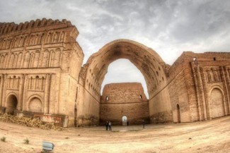 Dari Kuil Anahita ke Mimbar Masjid: Kisah Kota Istakhr yang Diperebutkan Tiga Zaman