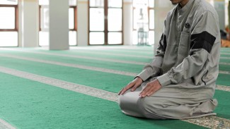 Sahkah Shalatnya Muslim yang Sambil Membaca Alquran dari HP?