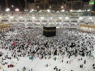 Saudi Imbau Jamaah Umrah Pakai Masker dan Hand Sanitizer saat di Masjidil Haram