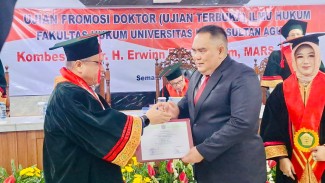 Gagas Rekonstruksi Regulasi Unsur Pimpinan Rumah Sakit, Kombes Erwin Raih Doktor Ilmu Kesehatan