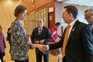 Indonesia Hadiahkan Wastra Nusantara ke UNESCO, Simbol Diplomasi Budaya di Paris