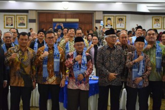 Menteri Abdul Muti Terima Penghargaan 75 Tokoh Pamomong Jawa Tengah, Atas Kontribusi Dorong Transformasi Pendidikan