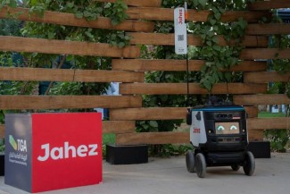 Robot Pengantar Makanan Komersial Pertama Diluncurkan di Arab Saudi