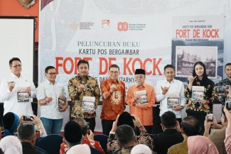 Sejarah Visual Sumbar: Menteri Fadli Zon Rilis Buku Kartu Pos Fort de Kock