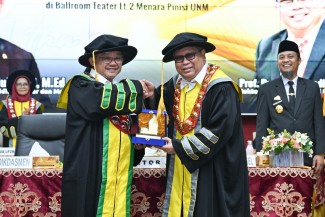 Mendikdasmen Raih Gelar Tokoh Pendidikan dari Forum Fakultas Ilmu Pendidikan Indonesia UNM