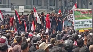 Massa Pertahankan Aksi di Kantor Bupati Pati, Polisi Sebut Ada Penyusup