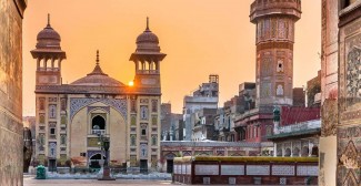 Model dan Fotografer di Pakistan Didakwa karena Pemotretan Tak Pantas di Masjid Wazir Khan