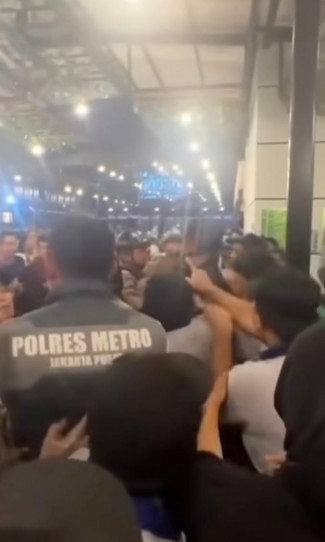 Viral Video Aparat Tangkap Pendemo di Restoran Tapi Malah Diusir Karyawan & Pengunjung