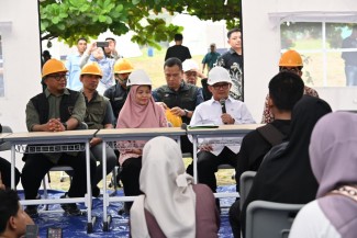 Mendikdasmen Tinjau SMKN 1 Cileungsi yang Roboh dan Jenguk Murid di Rumah Sakit