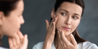 Kulit Kering Bersisik Berbeda dengan Kulit Dehidrasi, Yuk Kenali Perbedaannya Serta Tips Mengatasinya