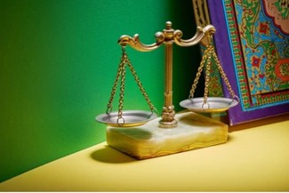 Kembali ke Hukum Sendiri:  Syariat, Identitas, dan Bayang Penjajahan