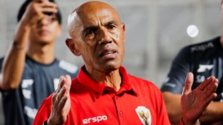 Simon Tahamata Pamer Foto Bareng Frank de Boer, Publik Ramai Duga Pelatih Baru Timnas Indonesia