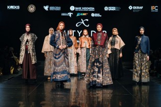 Koleksi Sekar Bayat Hadirkan Gaya Elegan Perpaduan Batik Tulis dan Tenun NTT