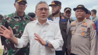 Zulkifli Hasan Tinjau Rumah Warga Hanyut di Sumatera, Janji Bantu Modal Usaha dan Pembangunan Hunian Baru