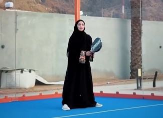 Tetap Tampil Syari, Gaya Fesyen Citra Kirana Main Padel di Madinah Banjir Pujian