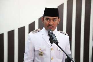 Duh Ade Kuswara, Bupati Bekasi Belum Genap Setahun Menjabat Udah Dicekik KPK. Termasuk Bupati Termuda Lagi Yang Kena OTT