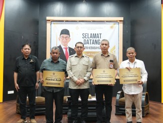 Menbud Fadli Zon Salurkan Bantuan Bencana untuk Pelaku Budaya di Sumatra dan Aceh