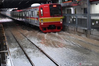 Rel Terendam Air, Jalur KRL Stasiun Angke-Kampung Bandan Belum Bisa Dilalui