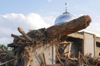 Lautan Balok Kayu Timbun Lubuk Sidup, Alat Berat Mulai Evakuasi Masjid Nurussalam