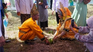 Pengantin Wajib Menanam Pohon Usai Akad Nikah di Kantor KUA Ini