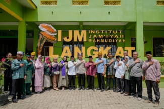 Tinjau Institut Jamiyah Mahmudiyah, Menteri Kebudayaan Serahkan Bantuan Bagi Lembaga Pendidikan Terdampak Banjir