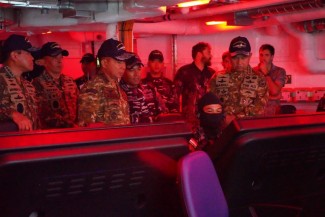 Panglima TNI Tinjau Kecanggihan KRI Prabu Siliwangi-321 yang Tiba dari Italia