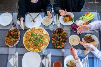 Syariat Menutup Wadah: Rahasia Menghalangi Setan Ikut Menyantap Harta Manusia