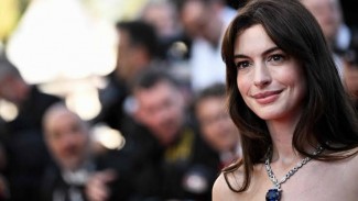 Usai Viral Ucap Insya Allah, Anne Hathaway Dihadiahi Mushaf Quran dari Fans