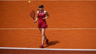 Si Cantik Elena Rybakina Susah Payah Bangkit dan Kalahkan Qinwen Zheng di Babak 32 Besar Madrid Open