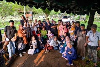 Hari Puisi Nasional: Menteri Kebudayaan Berziarah dan Bacakan Puisi di Makam Chairil Anwar