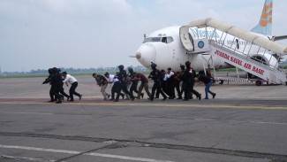 Kopaska TNI AL Pastikan Keamanan Objek Vital Nasional lewat Latihan Anti Pembajakan Pesawat