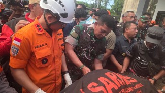 TNI AD Gerak Cepat Pastikan Evakuasi Korban Erupsi Gunung Dukono Berjalan Optimal