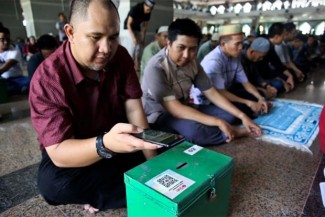 Konsekuensi Era Digital: Bolehkah Mengedarkan Kotak Amal via QRIS saat Khutbah Jumat Berlangsung, Lalu Apa Hukumnya?