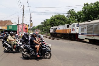 Tengok Kanan-Kiri Sebelum Melintas Rel, Keselamatan Perjalanan Dimulai dari Kedisiplinan di Perlintasan Sebidang