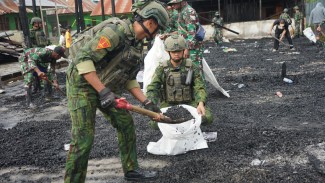 Marinir TNI AL Bangkitkan Harapan Pascakebakaran Pesantren Islam di Papua Tengah
