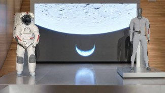 Dari Runway ke Bulan, Prada Luncurkan Pakaian Dalam Khusus Astronaut NASA