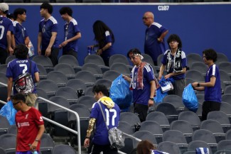 Usai Rayakan Gol, Suporter Jepang Kompak Pungut Sampah Sebelum Pulang
