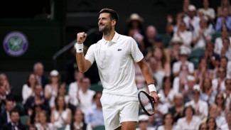 Novak Djokovic Kalahkan Stefanos Tsitsipas dan Melaju ke Babak Ketiga Wimbledon, Meski Bintang Yunani Ini Cetak Pukulan Ajaib