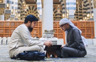 Ruben Onsu Bagikan Momen Belajar Al-Quran di Madinah, Ada Tugas Hafalan dari Ustaz