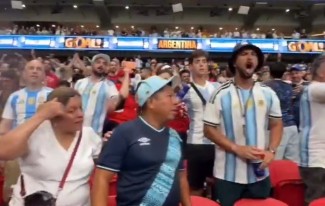 Aksi Fans Argentina Siram Minuman Alkohol ke Suporter Mesir Viral