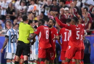 VAR Picu Kontroversi, Breel Embolo Dikartu Merah karena Aturan Mistaken Identity, Swiss Murka usai Tersingkir dari Argentina