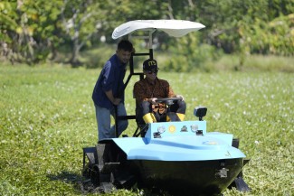 Atasi Pertanian Lahan Gambut, ITS Ciptakan Traktor Perahu Listrik