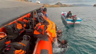 TNI AL Lanal Labuan Bajo Bersama Tim SAR Gabungan Evakuasi Wisatawan Tenggelam di Perairan Pulau Kelor
